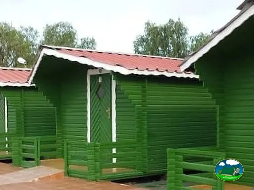 Cabaña verde con tejado rojo del Camping Nauta, Cañada Blanca-Arona (Tenerife)