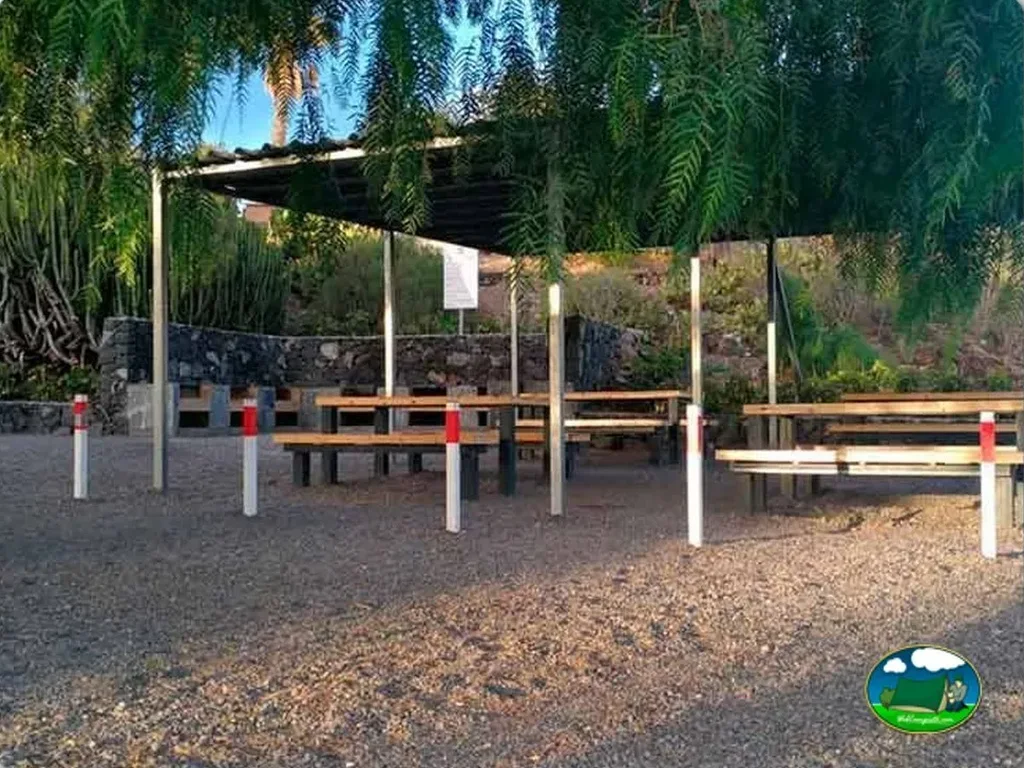 Zona de pícnic con mesas y pérgola del Camping Nauta, Cañada Blanca-Arona (Tenerife)