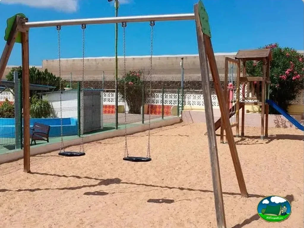 Parque infantil con columpios y tobogán del Camping Nauta, Cañada Blanca-Arona (Tenerife)