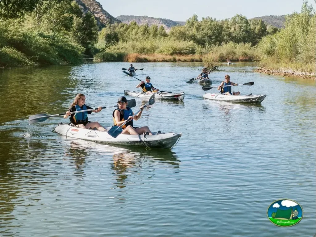 Río con actividad de piragüismo y vistas a la montaña del Camping Port Massaluca, La Pobla de Massaluca (Tarragona)