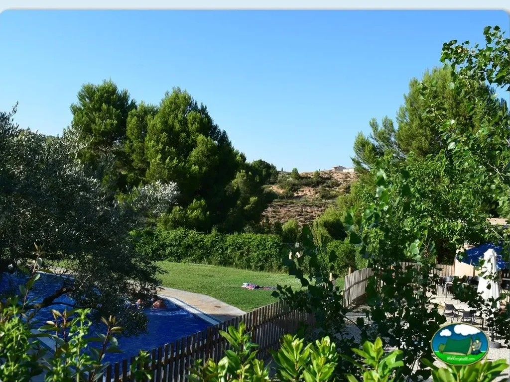 Parcela con piscina y vistas a la sierra del Camping Terra Alta, Bot (Tarragona)