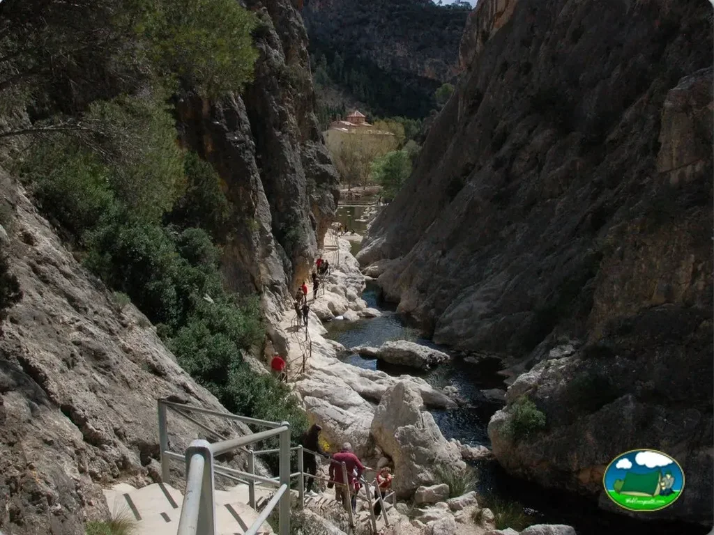 Río y senderismo en sierra con vistas a alojamiento del Camping Terra Alta, Bot (Tarragona)