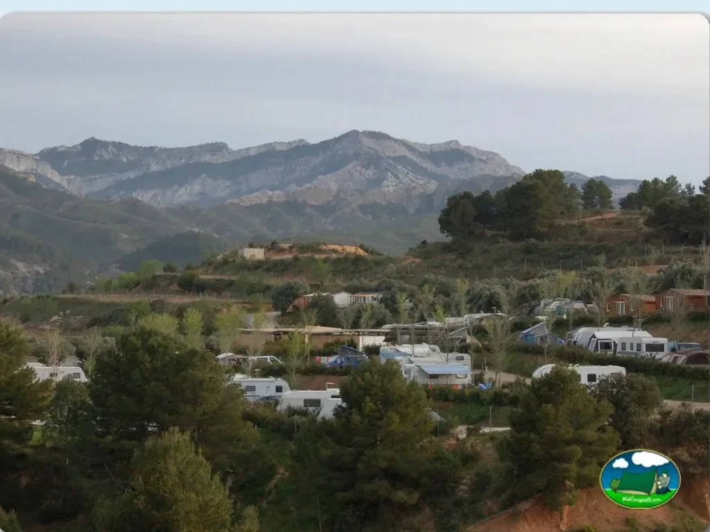 Parcelas con vistas a la sierra del Camping Terra Alta, Bot (Tarragona)