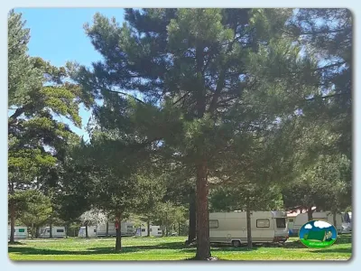 Parcelas con mobil-homes entre pinos del Camping Algarbe, Terriente (Teruel)