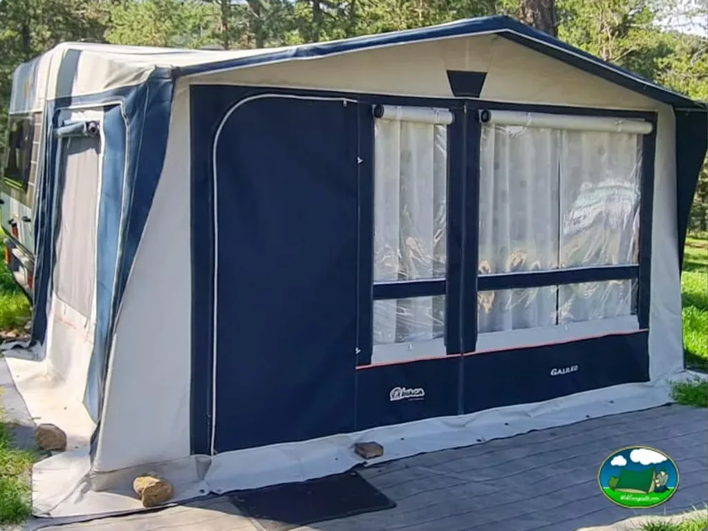 Mobil-home con toldo y terraza del Camping Algarbe, Terriente (Teruel)