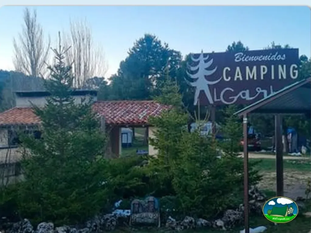 Cartel de entrada con logo del Camping Algarbe, Terriente (Teruel)