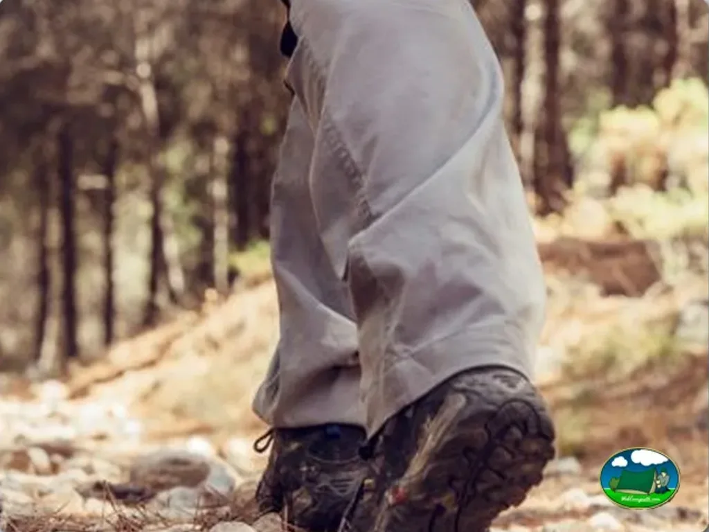 Senderismo en montaña, detalle de botas del Camping Algarbe, Terriente (Teruel)