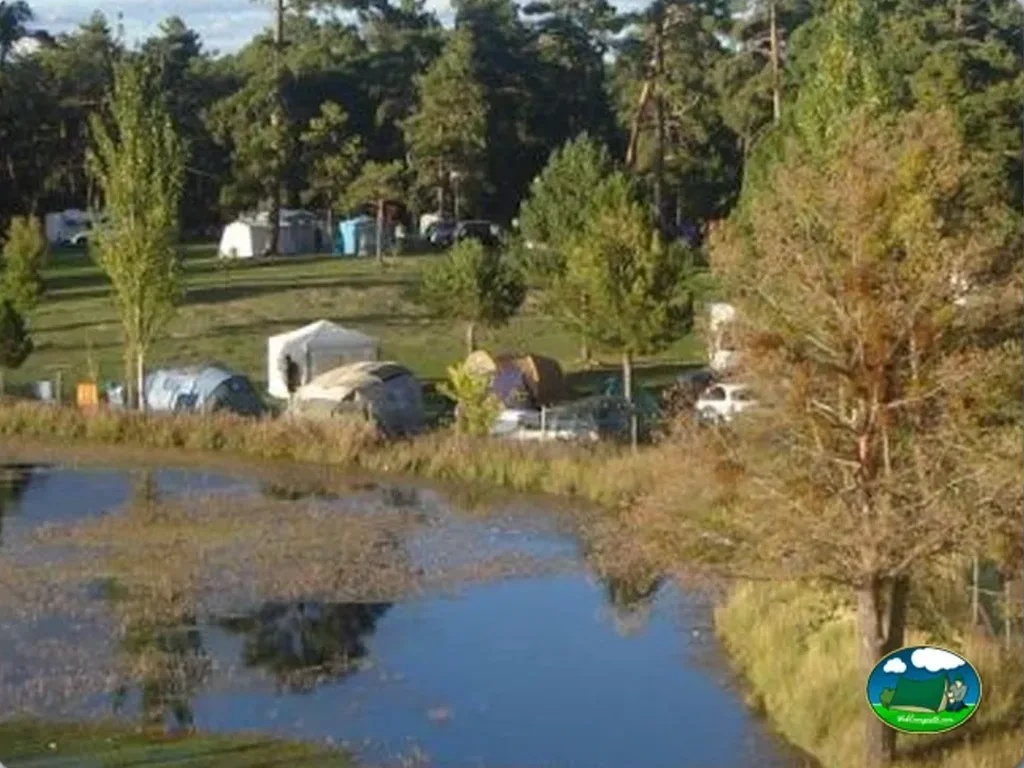 Parcela junto al río con tiendas de acampada del Camping Algarbe, Terriente (Teruel)