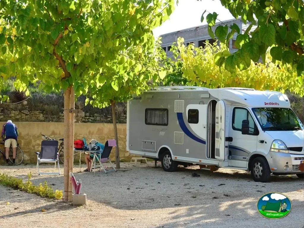 Mobil-home en parcela con sombra de árboles del Camping El Roble, Valderrobres (Teruel)