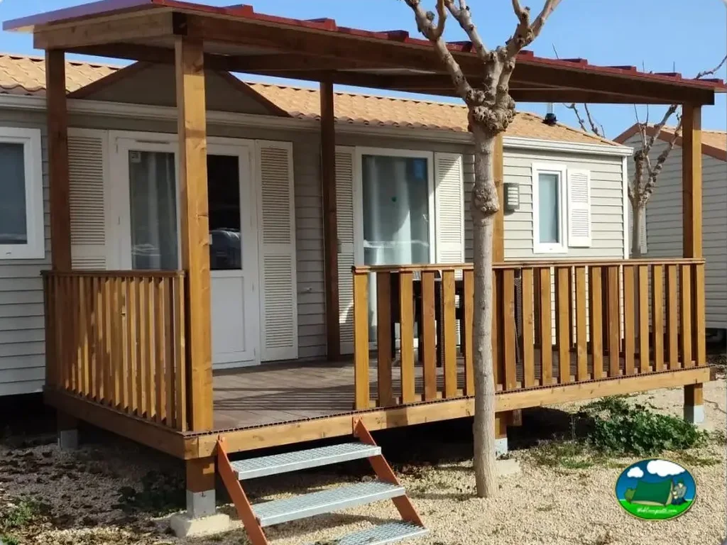 Mobil-home con terraza de madera y toldo del Camping El Roble, Valderrobres (Teruel)