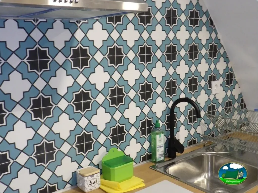 Cocina con azulejos decorativos y fregadero del Camping Kalahari Aventour, Venta del Moro (Valencia)