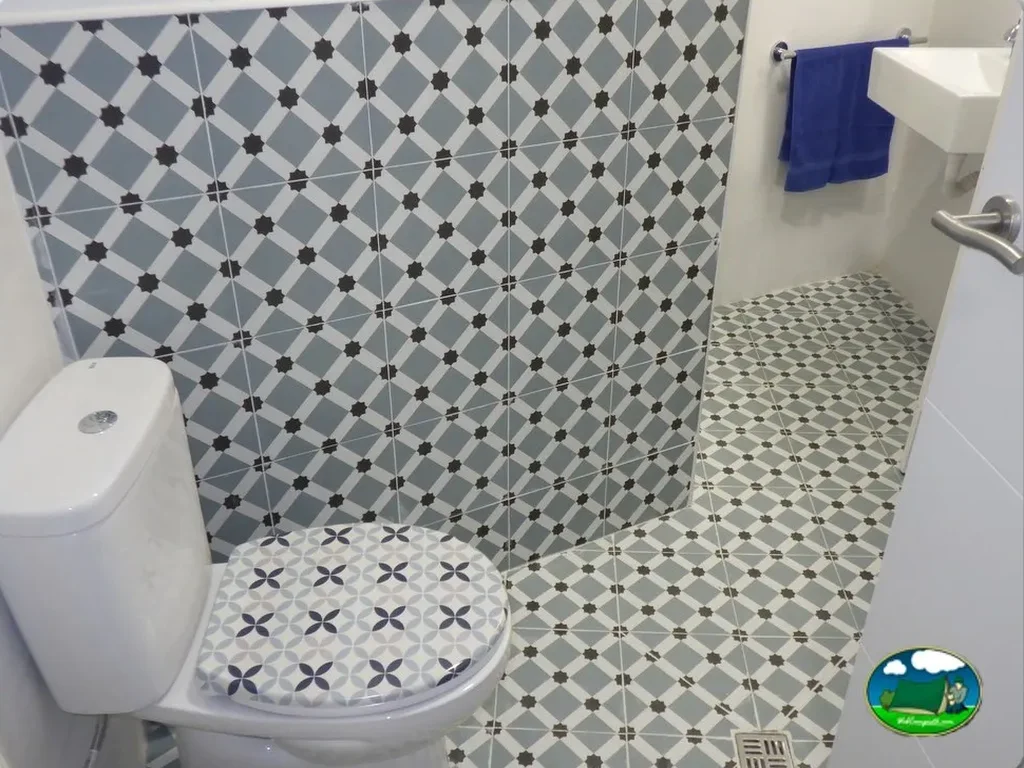 Aseos con ducha y azulejos geométricos del Camping Kalahari Aventour, Venta del Moro (Valencia)
