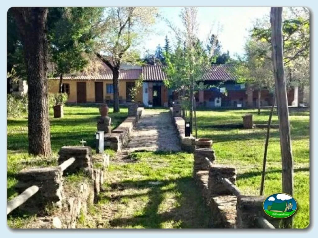 Cabaña con vistas a la montaña en entorno boscoso del Camping Borbollón, Santibañez el Alto (Cáceres)