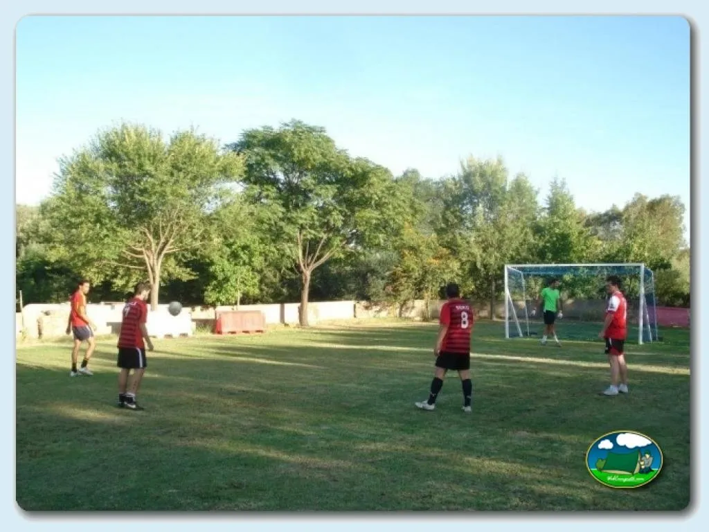 Parque infantil fútbol con árboles del Camping Borbollón, Santibañez el Alto (Cáceres)