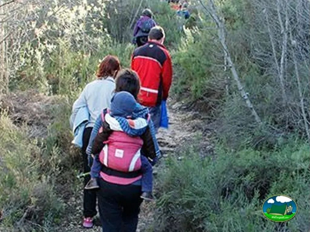 Senderismo en montaña, familia con niños en ruta del Camping Sierra Natura (Naturista), Enguera (Valencia)