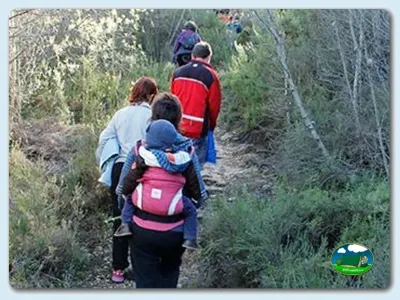 Senderismo en montaña, familia con niños en ruta del Camping Sierra Natura (Naturista), Enguera (Valencia)