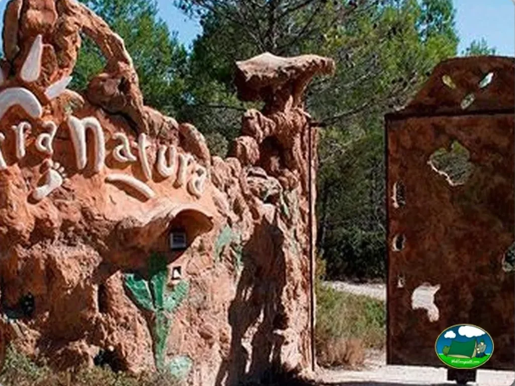 Parque infantil con estructuras de barro del Camping Sierra Natura (Naturista), Enguera (Valencia)