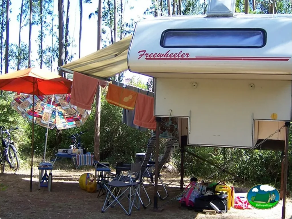 Mobil-home en parcela arbolada con toldo del Camping Silveira, Alcobaça (Leiria)