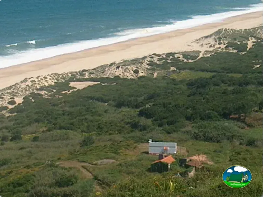 Playa junto al mar con parcelas y montaña del Camping Silveira, Alcobaça (Leiria)
