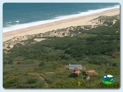 Playa junto al mar con parcelas y montaña del Camping Silveira, Alcobaça (Leiria)