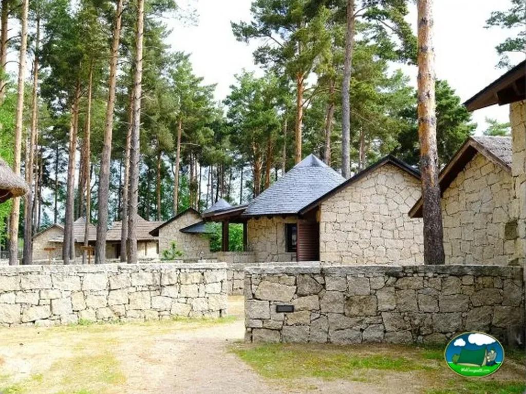 Bungalow de piedra entre pinos del Camping Alvao Village Camping, Vila Pouca de Aguiar (Vila Real)