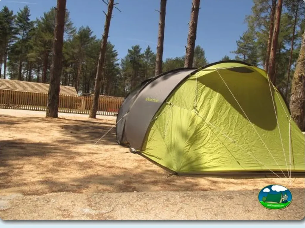 Tienda de acampada en parcela arbolada del Camping Alvao Village Camping, Vila Pouca de Aguiar (Vila Real)