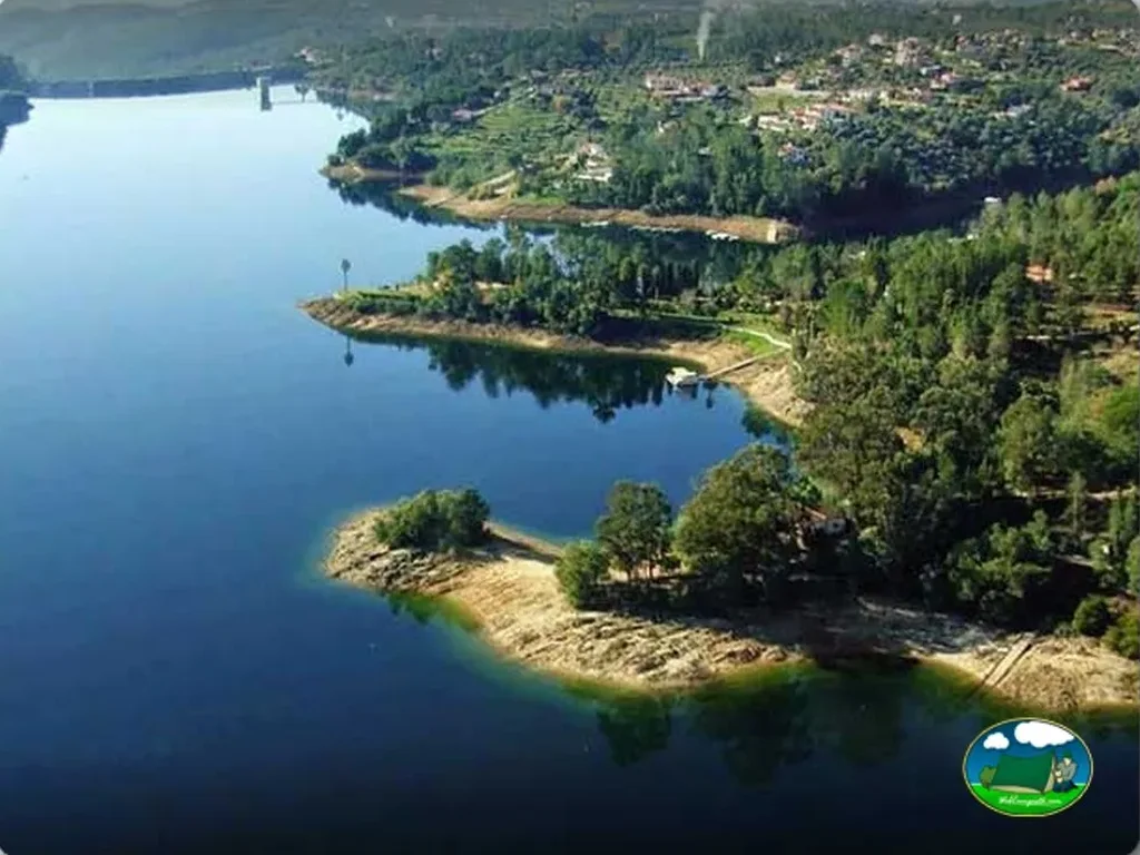 Lago con vistas a montaña y bosque del Camping Lake, São Pedro de Tomar (Santarém)