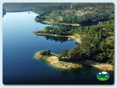 Lago con vistas a montaña y bosque del Camping Lake, São Pedro de Tomar (Santarém)