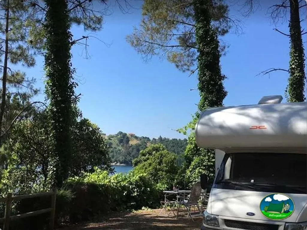 Mobil-home junto al lago con vistas al agua del Camping Lake, São Pedro de Tomar (Santarém)