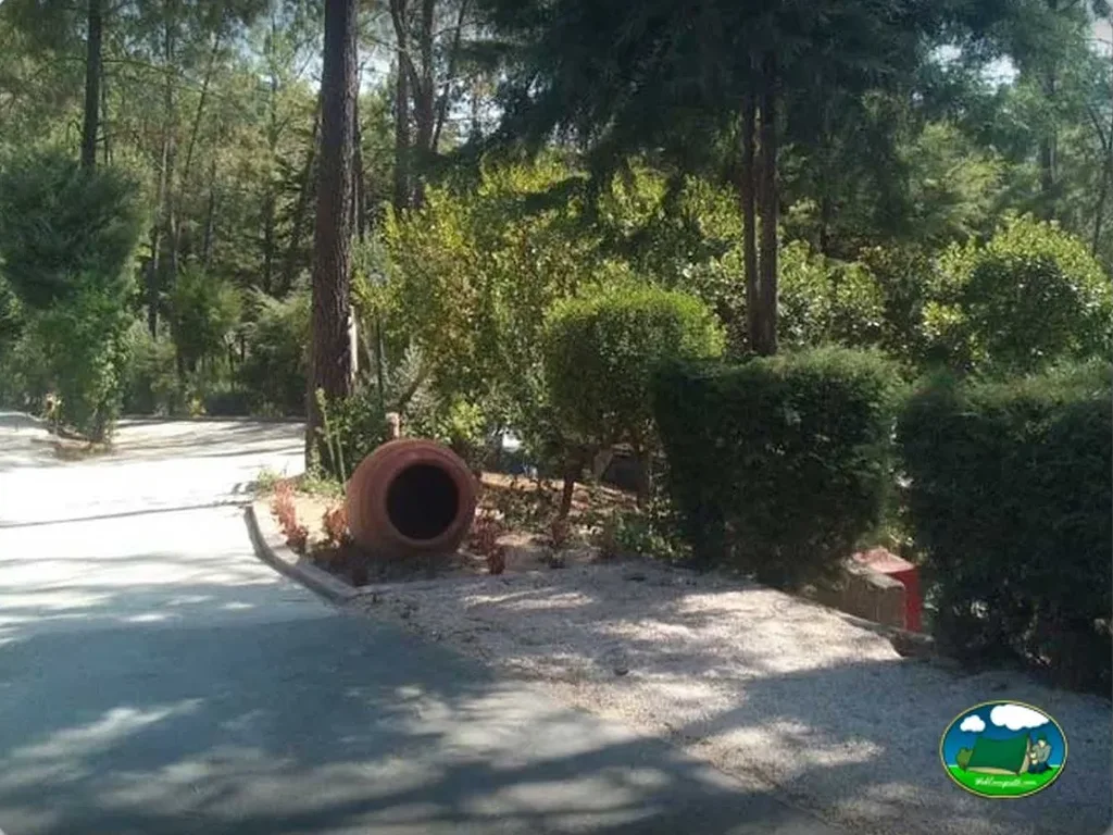 Parque infantil con tunel de neumatico del Camping Lake, São Pedro de Tomar (Santarém)