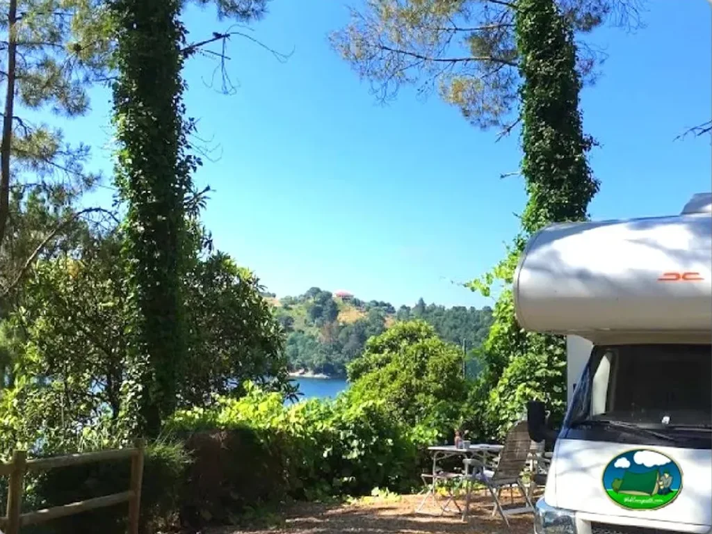 Mobil-home junto al lago con vistas a la montaña del Camping Lake, São Pedro de Tomar (Santarém)