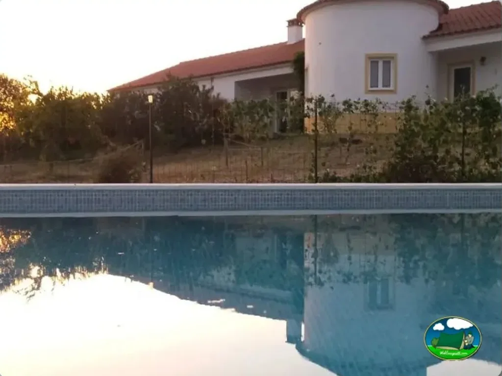 Piscina con bungalow y zona ajardinada del Camping Rural Os Anjos, Campo Maior (Portalegre)