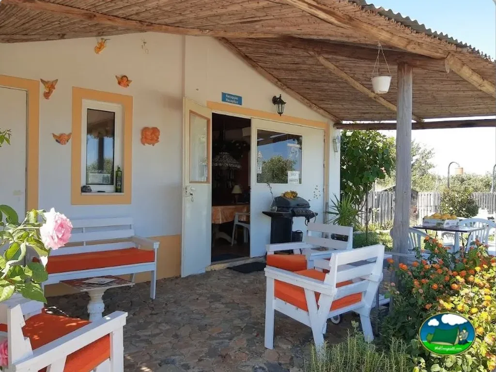 Bungalow con terraza y mobiliario colorido del Camping Rural Os Anjos, Campo Maior (Portalegre)