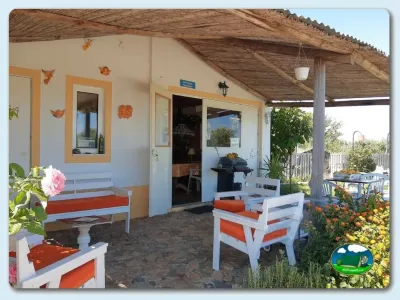 Bungalow con terraza y mobiliario colorido del Camping Rural Os Anjos, Campo Maior (Portalegre)