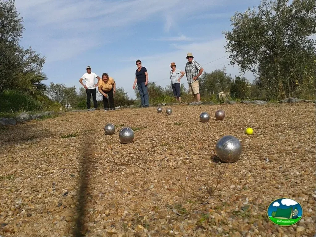 Pétanque en parcela con árboles del Camping Rural Os Anjos, Campo Maior (Portalegre)
