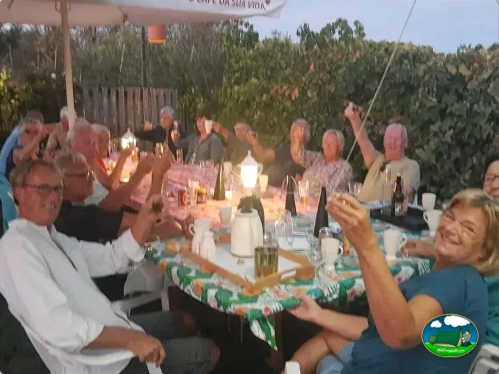 Restaurante al aire libre con comensales al atardecer del Camping Rural Os Anjos, Campo Maior (Portalegre)