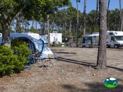 Mobil-home en parcela arbolada con sombra natural del Camping Mira Lodge Park, Praia de Mira (Coimbra)