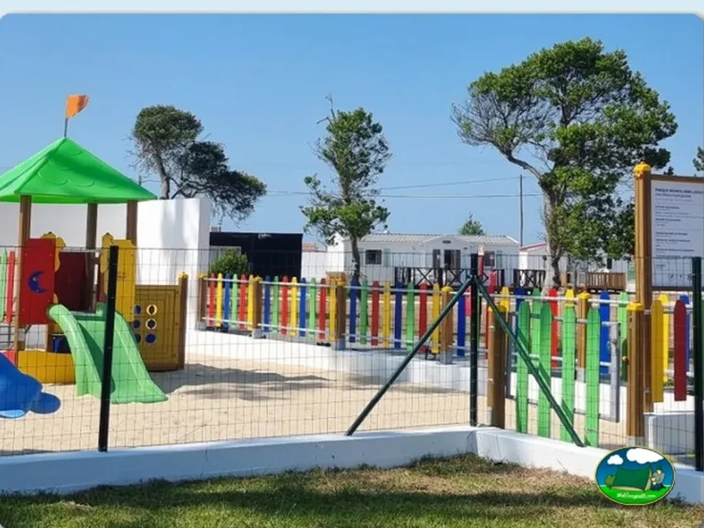 Parque infantil con toboganes y juegos de colores del Camping Mira Lodge Park, Praia de Mira (Coimbra)