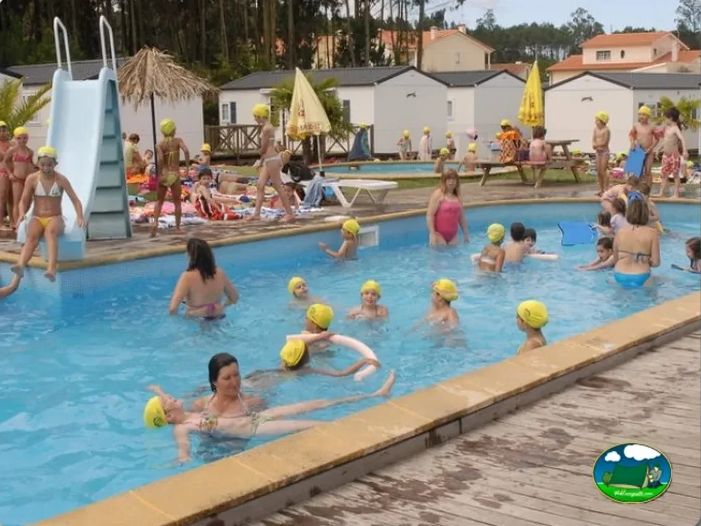 Piscina infantil con clase de natación y mobil-homes del Camping Lands Hause Bungalows, Pataias (Leiria)