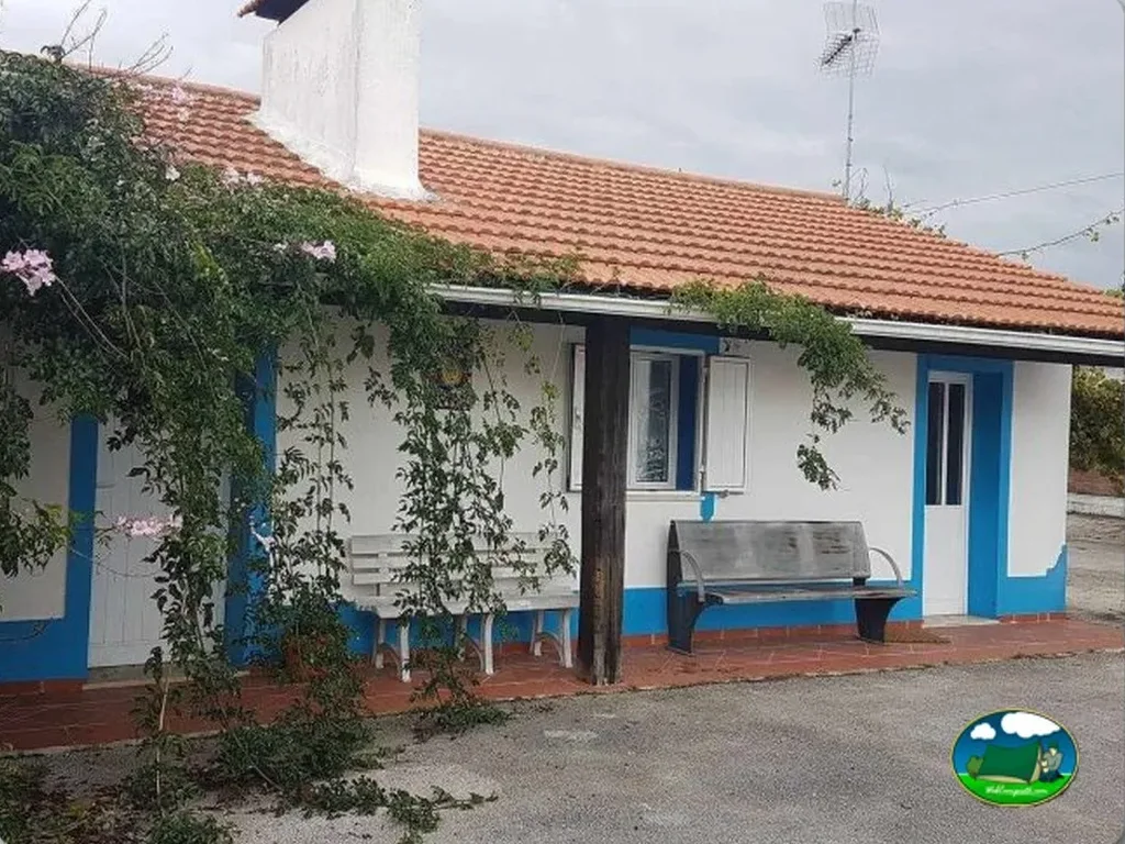 Cabaña con encanto rústico y jardín del Camping Lands Hause Bungalows, Pataias (Leiria)