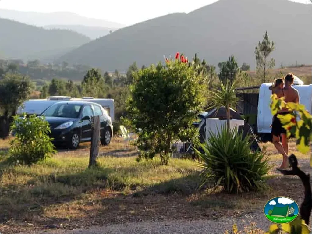 Parcela con vistas a la montaña del Camping Quinta de Odelouca, São Marcos da Serra (Faro)