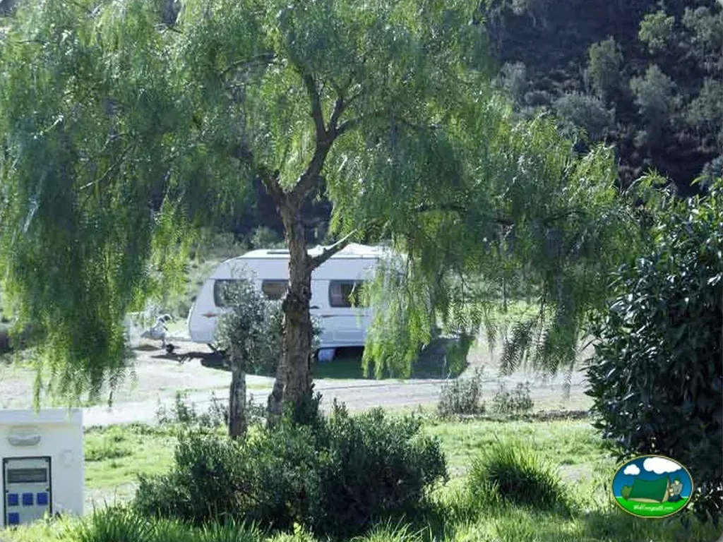 Mobil-home junto al río entre sauces del Camping Quinta de Odelouca, São Marcos da Serra (Faro)