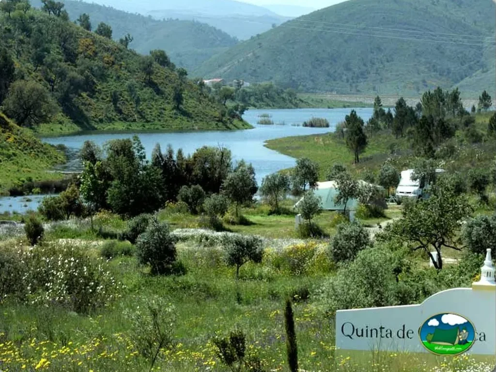 Lago con vistas a la montaña y parcelas arboladas del Camping Quinta de Odelouca, São Marcos da Serra (Faro)