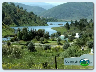 Lago con vistas a la montaña y parcelas arboladas del Camping Quinta de Odelouca, São Marcos da Serra (Faro)