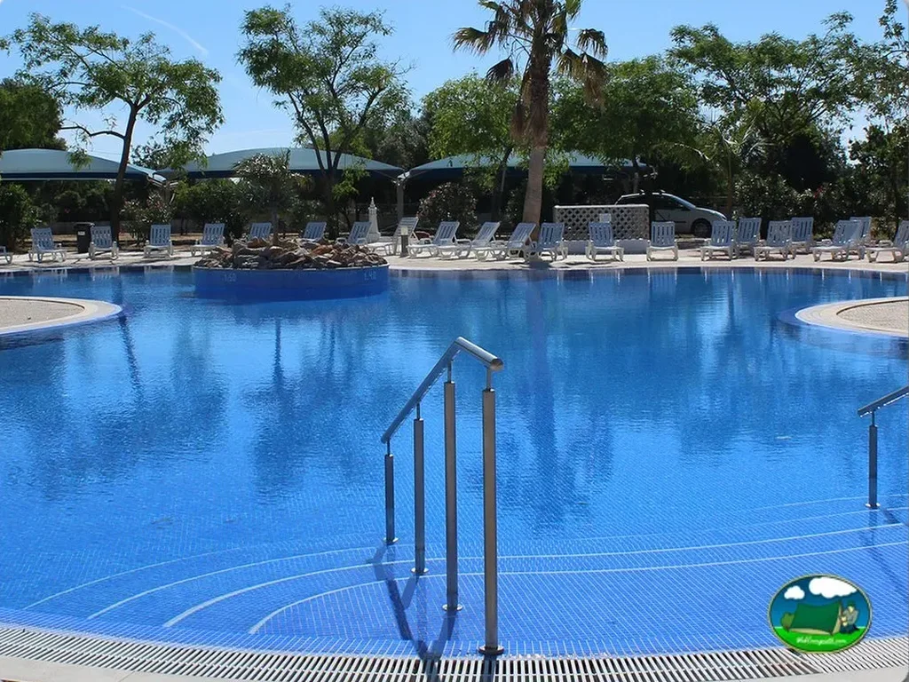 Piscina con tumbonas y vistas al entorno natural del Camping Parque de Campismo Ria Formosa, Cabanas de Tavira (Faro)