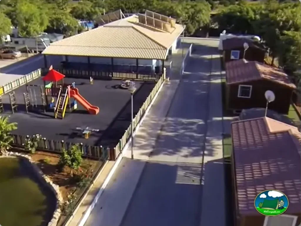 Parque infantil y servicios del recinto junto al río del Camping Parque de Campismo Ria Formosa, Cabanas de Tavira (Faro)