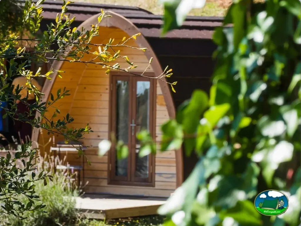 Bungalow de madera con jardín y vegetación del Camping Parque Biológico de Vinhais, Vinhais (Bragança)