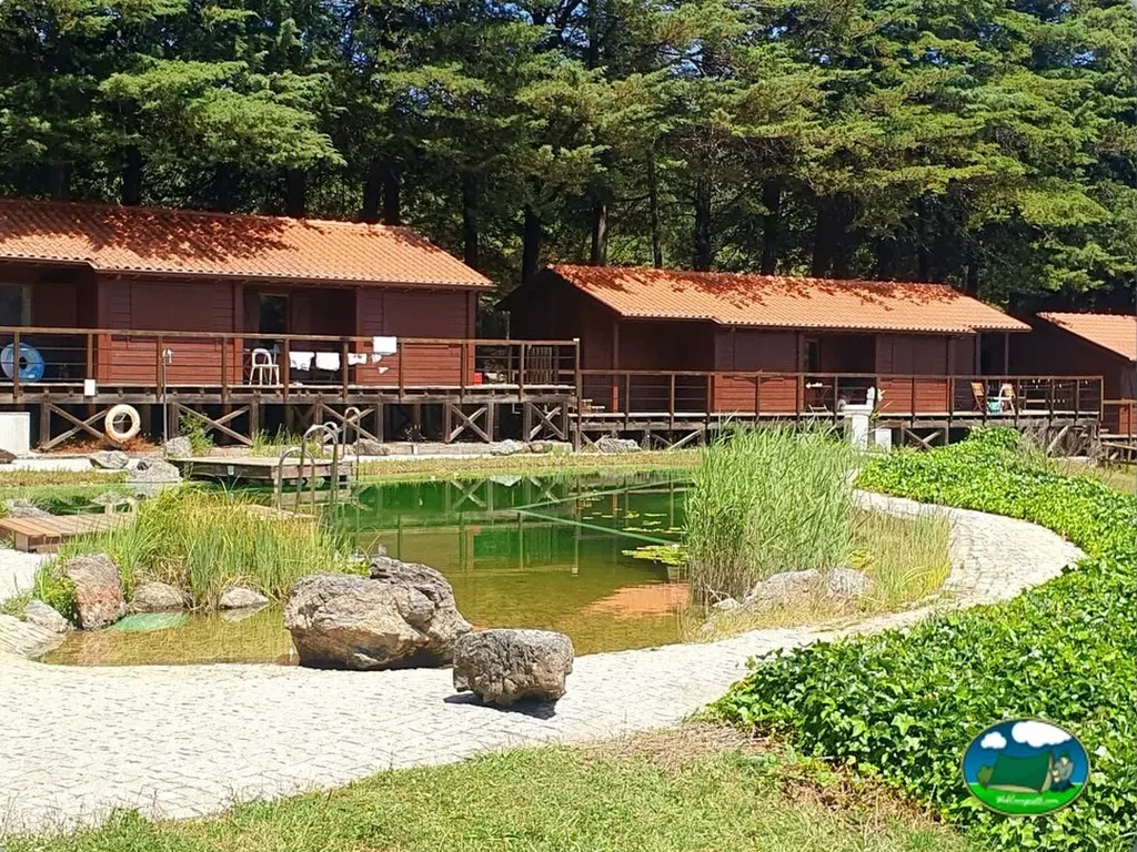 Cabaña junto al lago con vistas al bosque del Camping Parque Biológico de Vinhais, Vinhais (Bragança)