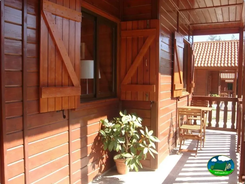 Cabaña de madera con terraza y vistas del Camping Parque Biológico de Vinhais, Vinhais (Bragança)