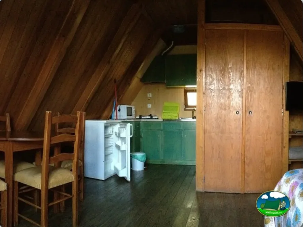 Cabaña interior con cocina y zona de estar del Camping Góis Camping, Góis (Coimbra)